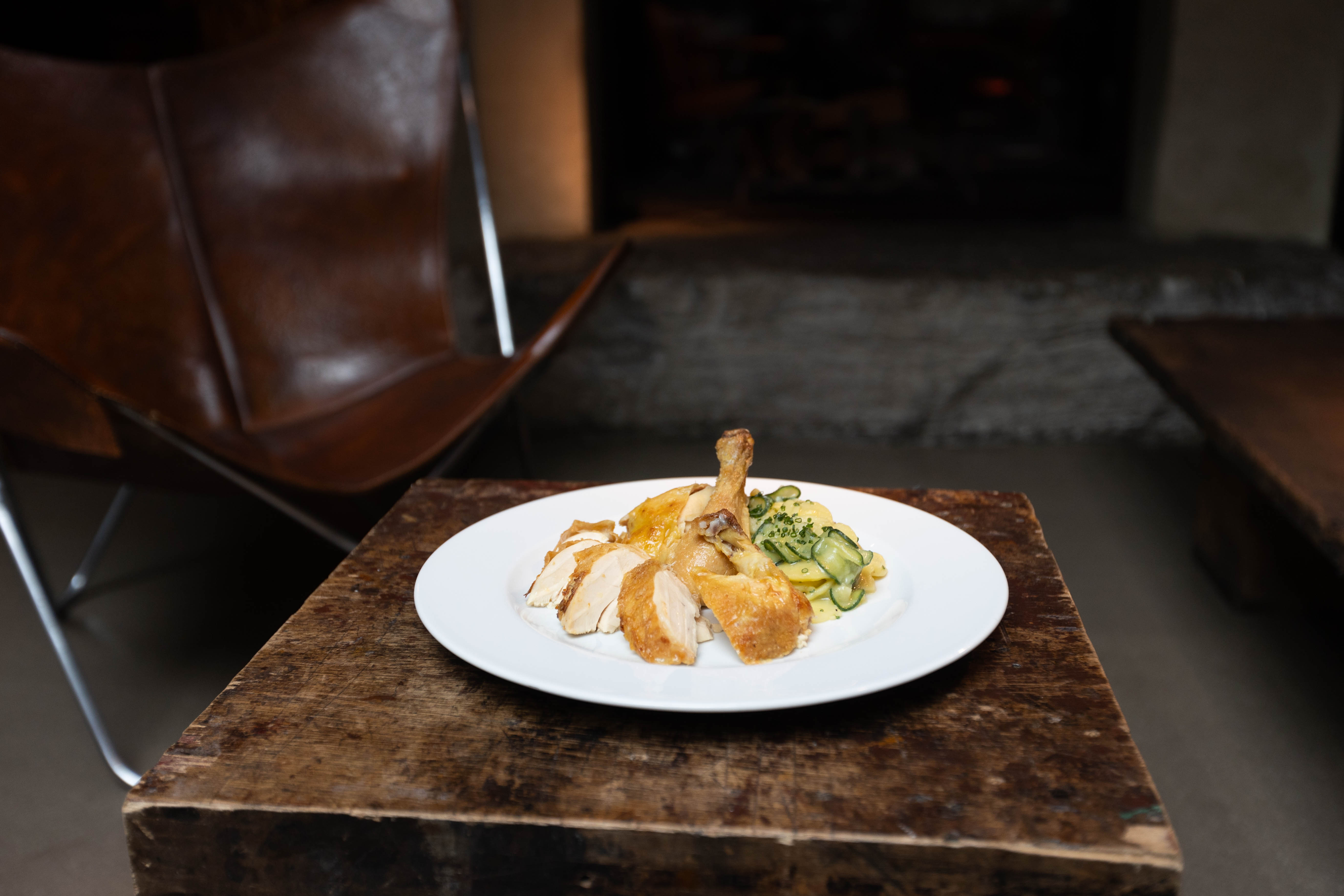 Hendl angerichtet mit Kartoffel-Gurkensalat