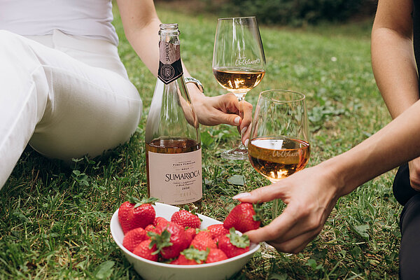Schaumwein im Glas mit Erdbeeren