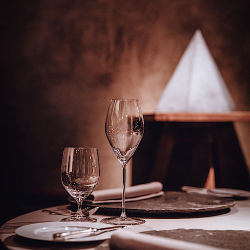 The silence before... Every glass polished, every napkin folded, every teammember ready. Let the service begin 🙌 ....